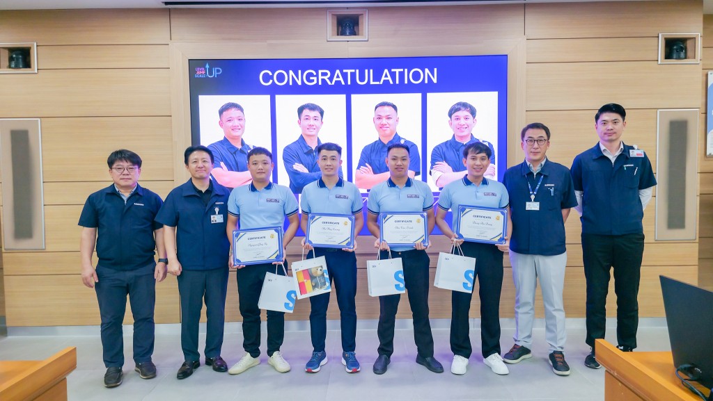 Nguyễn Qúy Sỹ cùng nhiều nhân viên trong ngày nhận quyết định thăng tiến lên vị trí Kỹ thuật viên Nguyễn Qúy Sỹ cùng nhiều nhân viên trong ngày nhận quyết định thăng tiến lên vị trí Kỹ thuật viên