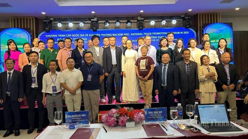 Các đại biểu chụp ảnh chung tại Chương trình Tổ chức đoàn doanh nghiệp nước ngoài vào Việt Nam giao dịch mua hàng vùng Tây nguyên. Ảnh: Vũ Long