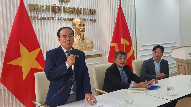 Đại sứ Ngô Quang Xuân chia sẻ về cuốn sách.