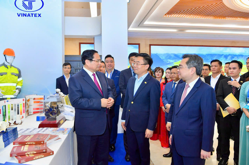 Thủ tướng Phạm Minh Chính tham quan gian hàng của Vinatex