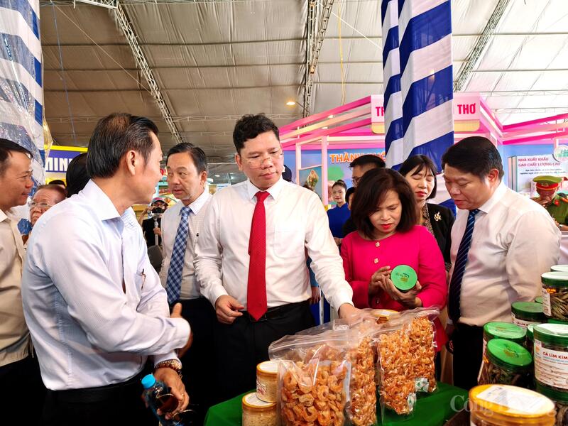 Các đại biểu tham quan gian hàng tại khu trưng bày Tuần lễ sản phẩm OCOP, đặc sản vùng miền và kết nối cung cầu giữa Thành phố Hồ Chí Minh và các tỉnh, thành năm 2025.