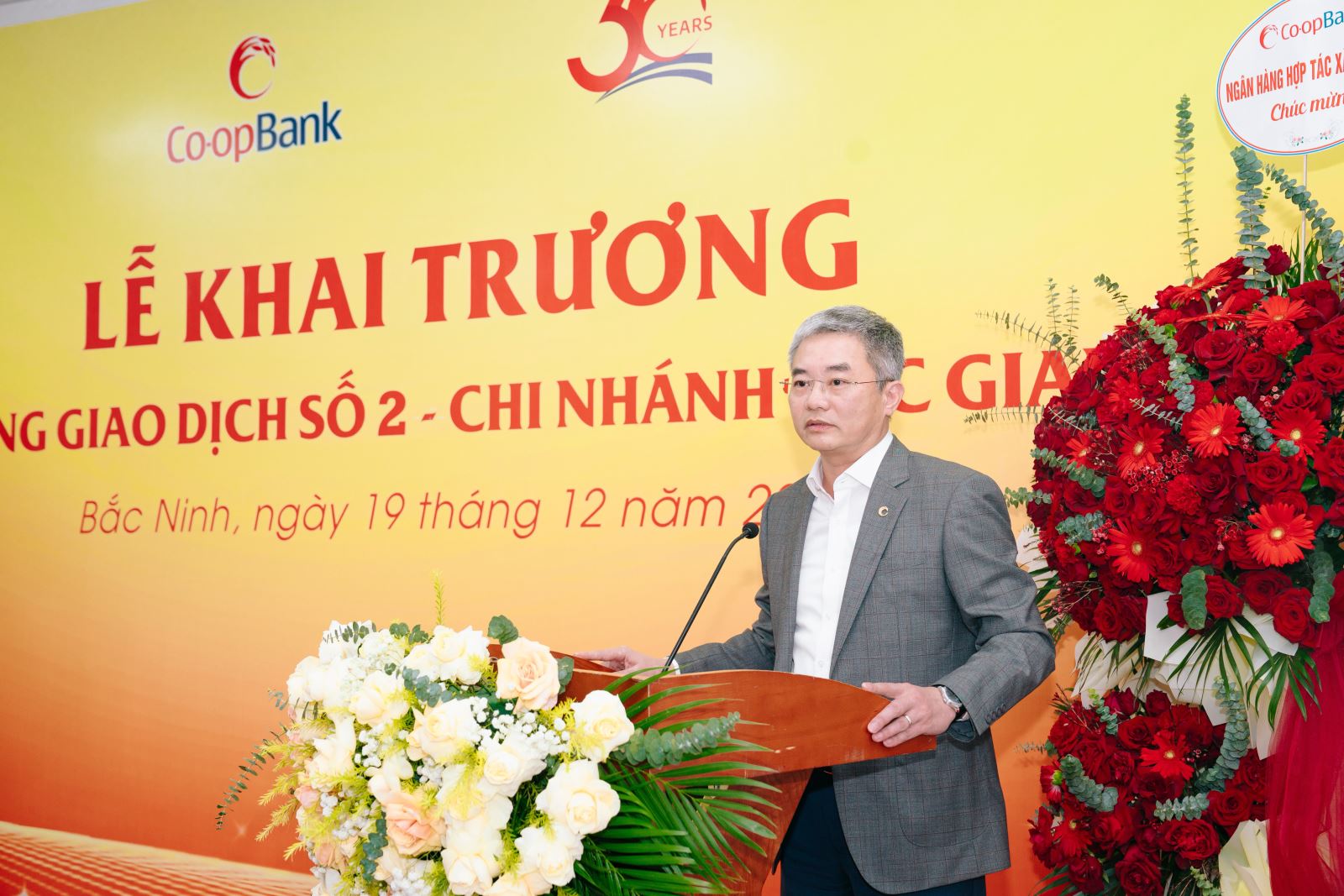 Ông Nguyễn Quốc Cường - Chủ tịch Hội đồng quản trị​ Co-opBank chúc mừng Co-opBank Chi nhánh Bắc Giang nhân dịp khai trương PGD số 2