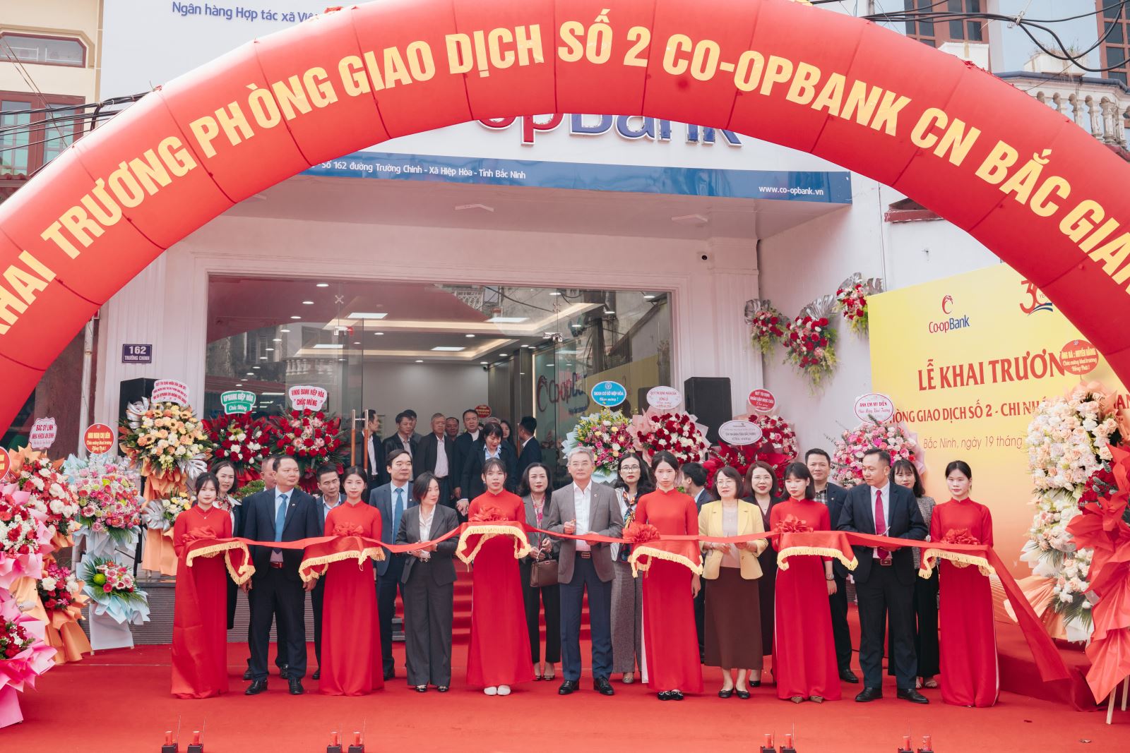 Các đại biểu cắt băng khai trương PGD số 2, Co-opBank chi nhánh Bắc Giang.