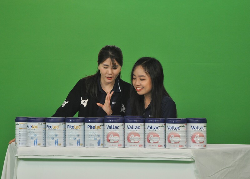 Công tác chuẩn bị trước phiên Livestream.