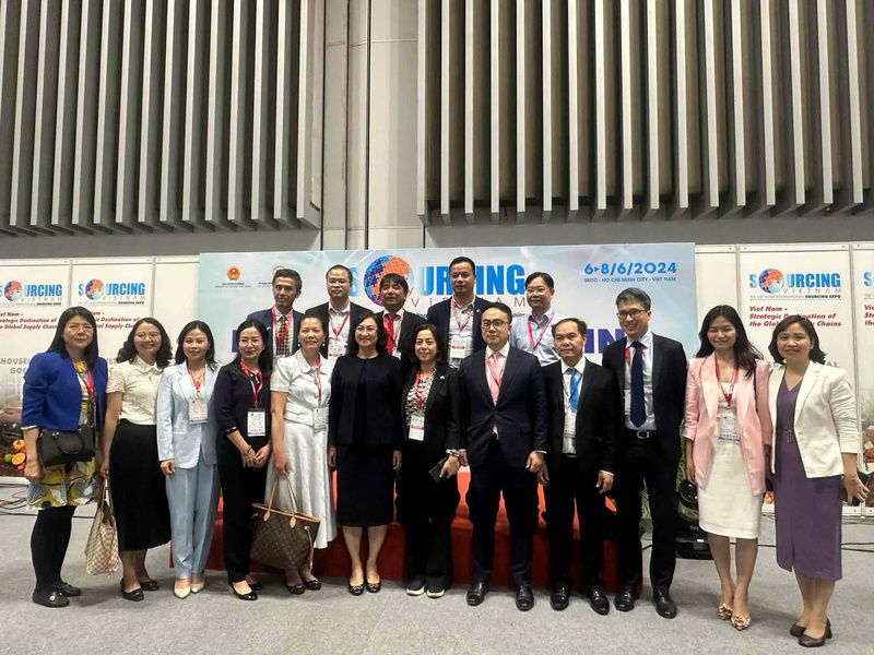 Thứ trưởng Bộ Công Thương Phan Thị Thắng cùng Tham tán thương mại, Trưởng Cơ quan Thương vụ Việt Nam tại nước ngoài.