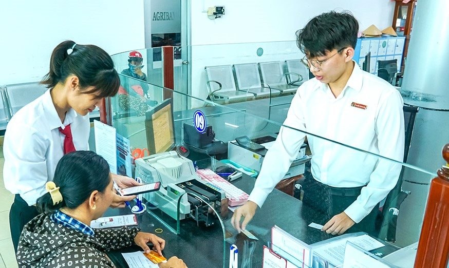 agribank-ca-mau-phuc-vu-khach-hang..jpg