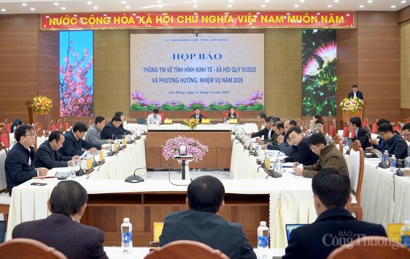 Quang cảnh buổi họp báo. Ảnh Diễm Thương