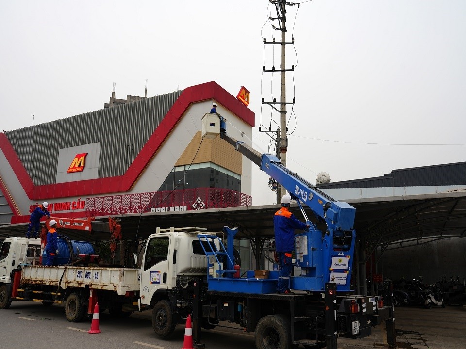 Công ty Điện lực Thái Nguyên rửa sứ hotline, vệ sinh trạm biến áp chuyên dùng cho khách hàng Siêu thị Minh Cầu