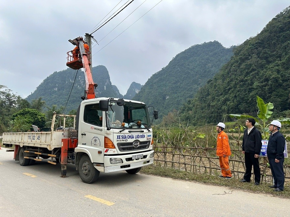 Công ty Điện lực Cao Bằng thực hiện chương trình thắp sáng đường quê