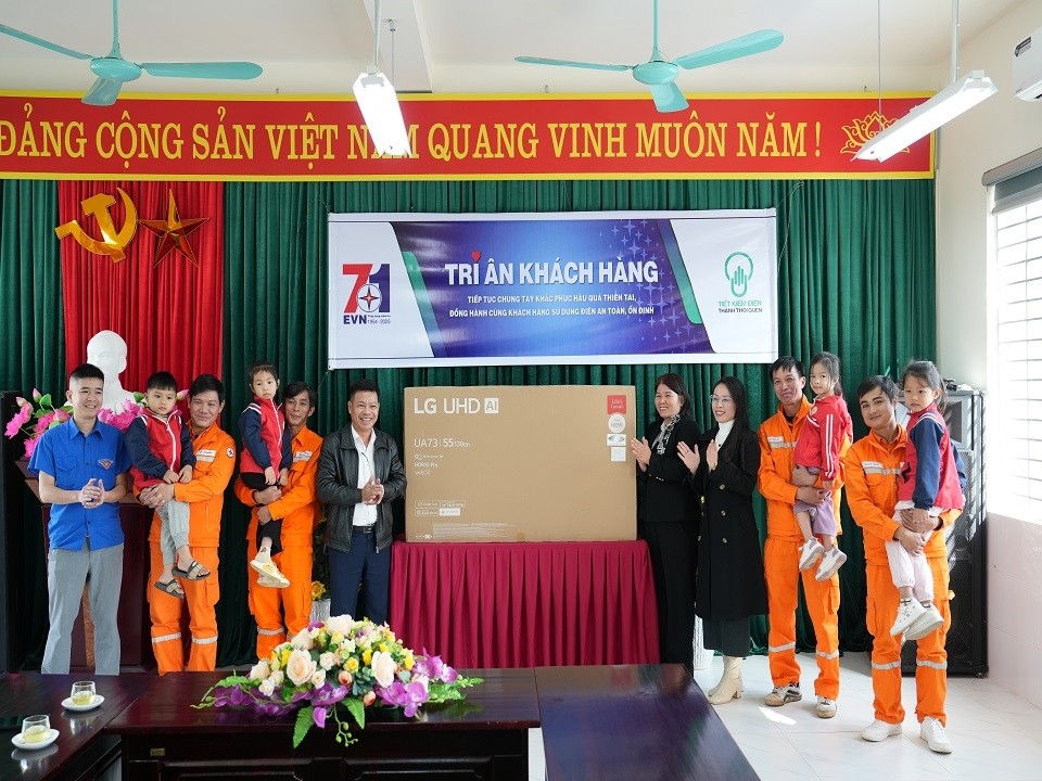 Đội Quản lý điện lực khu vực Định Hóa tặng Tivi cho Trường Tiểu học Sơn Phú