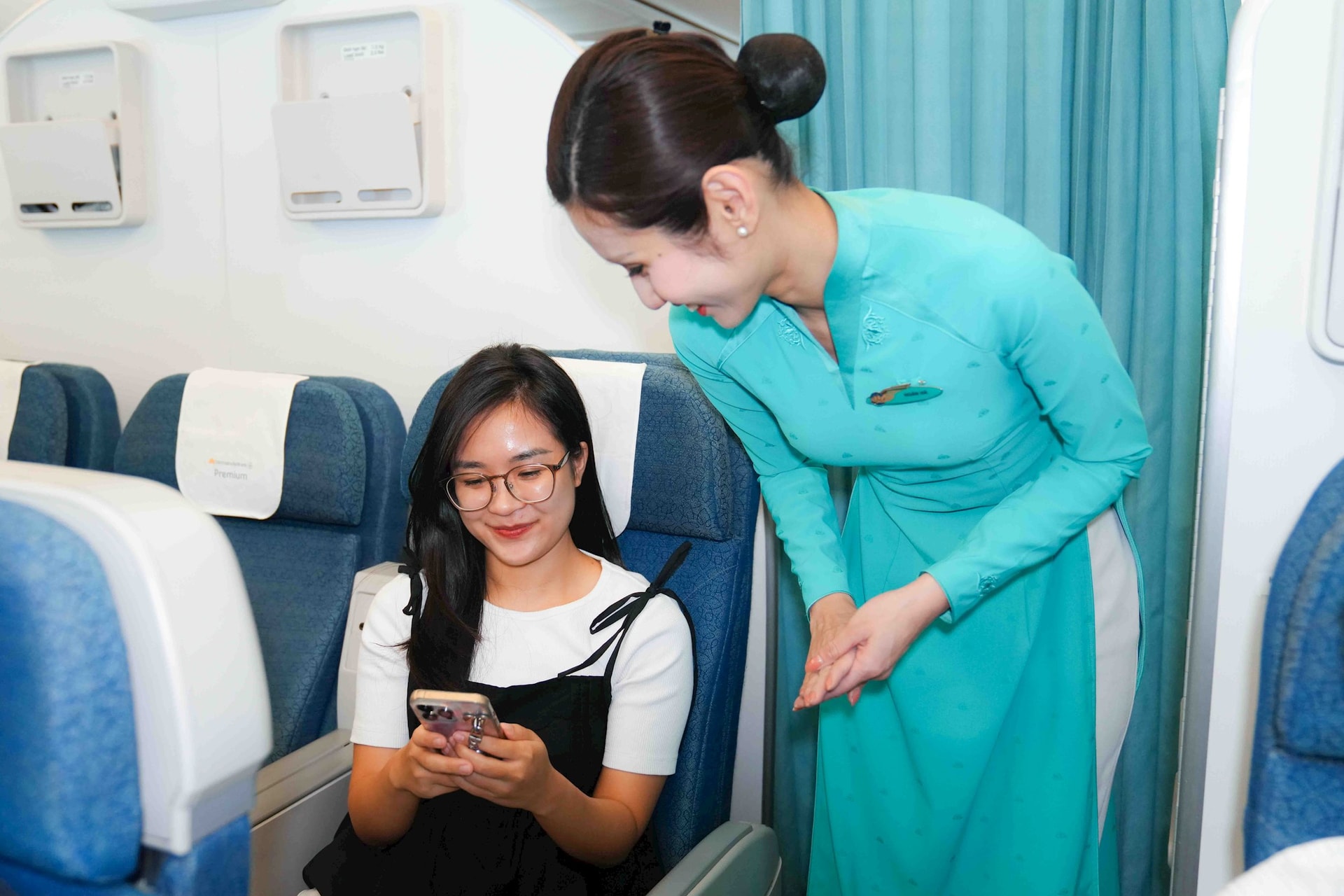 tiep-vien-huong-dan-khach-ket-noi-internet-tren-chuyen-bayjpg.jpg