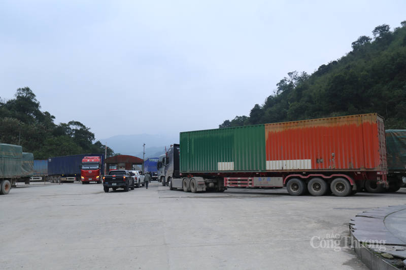 Ông Nguyễn Bá Trung, Phó Đội trưởng Đội nghiệp vụ Hải quan cửa khẩu quốc tế Cầu Treo cho biết, thời điểm cuối năm là giai đoạn các đối tượng thường lợi dụng lưu lượng hàng hóa lớn để trà trộn hàng kém chất lượng hoặc hàng cấm như pháo nổ, thực phẩm bẩn.