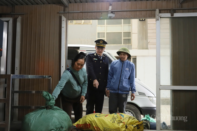 “Đơn vị đang phối hợp chặt chẽ với lực lượng Biên phòng và Công an để kiên quyết ngăn chặn các hành vi gian lận. Đảm bảo không bỏ lọt hàng cấm nhưng cũng không làm ảnh hưởng đến các doanh nghiệp làm ăn chân chính”, Phó Đội trưởng Đội nghiệp vụ Hải quan cửa khẩu quốc tế Cầu Treo chia sẻ.