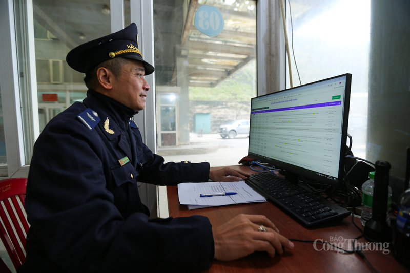 Dù số lượng phương tiện lớn, nhưng với việc đẩy mạnh chuyển đổi số và hệ thống thông quan tự động, quy trình tại đây vẫn diễn ra nhịp nhàng, không xảy ra tình trạng ùn tắc kéo dài.