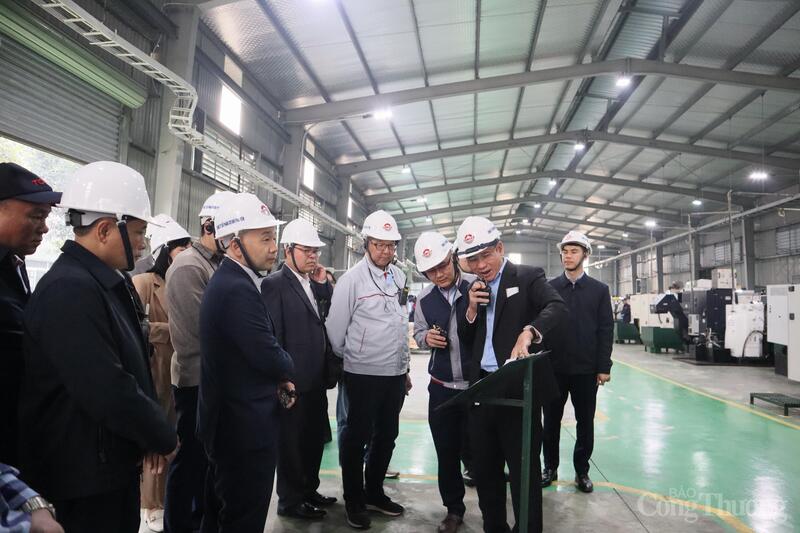 Đại diện Fomeco giới thiệu dây chuyền sản xuất sau khi triển khai hoạt động hỗ trợ tư vấn cải tiến doanh nghiệp công nghiệp hỗ trợ năm 2025. . Ảnh: Hoa Quỳnh