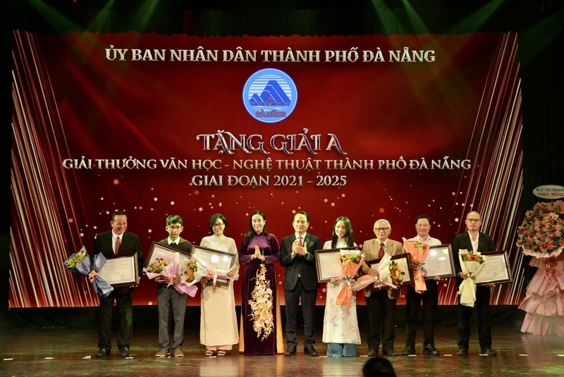 Phó Bí thư Thường trực Thành ủy Đà Nẵng Nguyễn Đình Vĩnh và Phó Chủ tịch UBND TP. Đà Nẵng Nguyễn Thị Anh Thi trao Giải A cho 07 tác phẩm, công trình, vai diễn xuất sắc. Ảnh: Ngọc Thảo