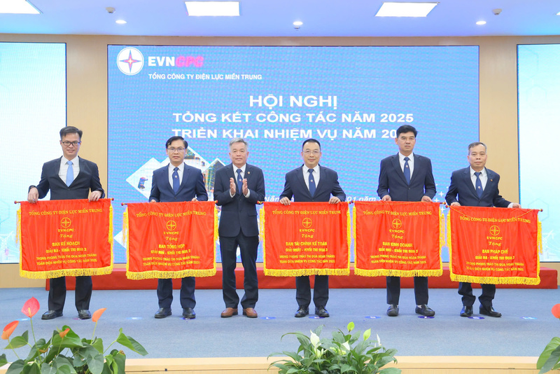 Ông Hồ Thăng Thu, Phó Tổng giám đốc, Thủ trưởng Cơ quan EVNCPC trao Cờ thi đua tiêu biểu của EVNCPC cho các đơn vị đạt giải Nhất, Nhì, Ba Khối thi đua 3. Ảnh: Phương Nam