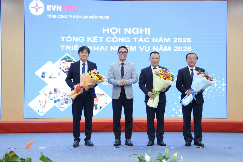 Ông Cao Quang Quỳnh, Thành viên HĐTV EVN trao tặng hoa cho các đơn vị dẫn đầu đang đề nghị Cờ thi đua xuất sắc của Bộ Tài chính. Ảnh: Phương Nam