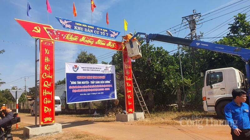 Đoàn viên thanh niên Chi đoàn Đội quản lý điện Đức Cơ phối hợp với Đoàn thanh niên Công ty Điện lực Gia Lai thi công hệ thống chiếu sáng công cộng dọc tuyến đường thôn Đức Hưng, xã Ia Nan. Ảnh: Thảo Hiền