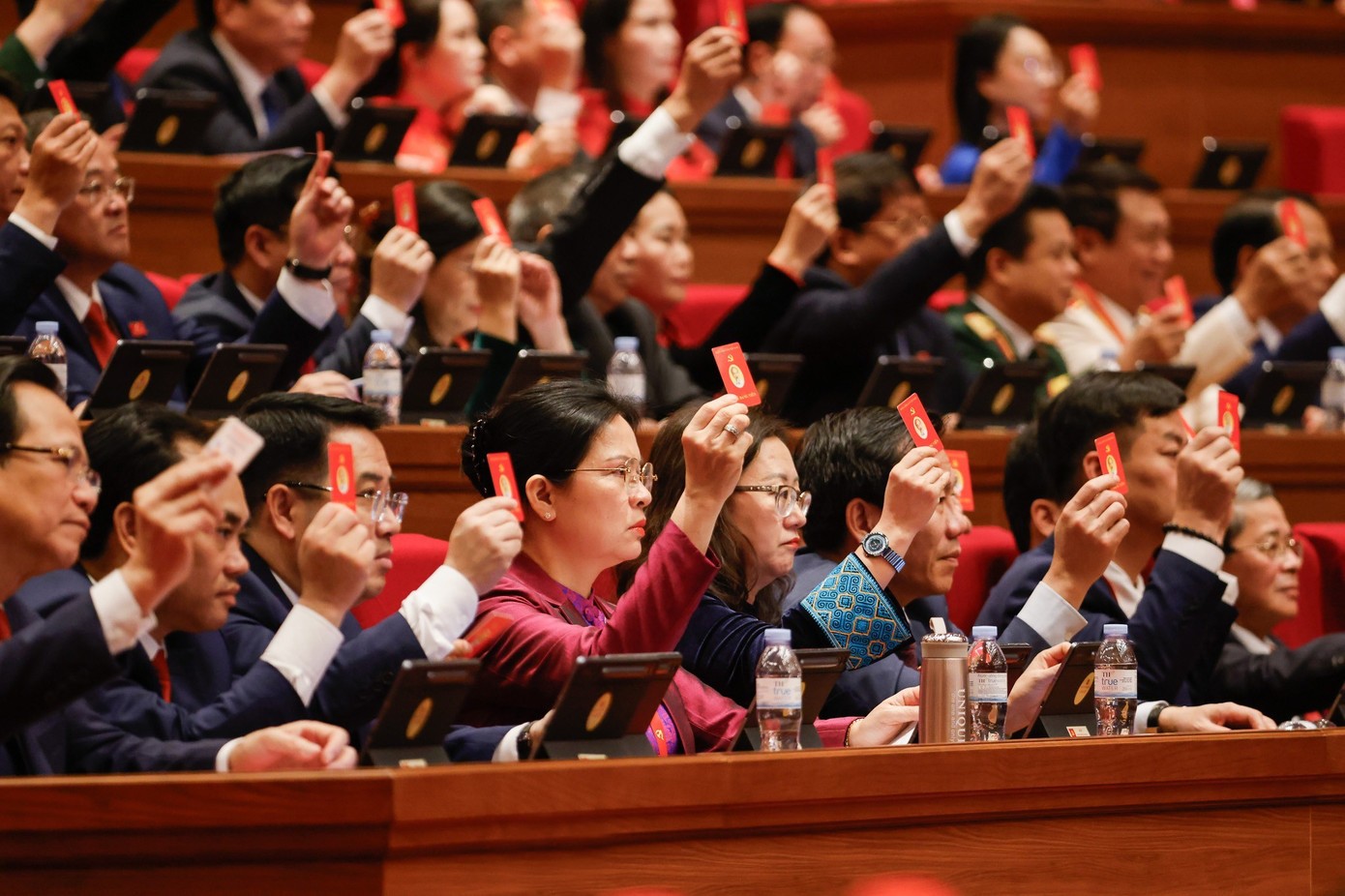 Đại biểu Đại hội XIV đã bỏ phiếu thông qua chương trình đại hội điều chỉnh, rút ngắn 1,5 ngày so với dự kiến ban đầu.