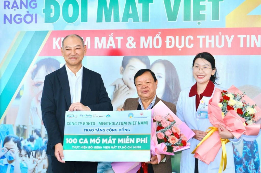V.Rohto mang hàng trăm nghìn ca khám và mổ mắt miễn phí đến cộng đồng