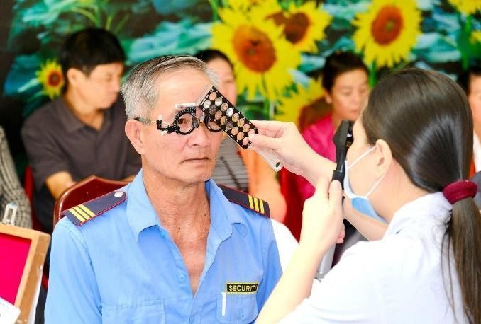 V.Rohto mang hàng trăm nghìn ca khám và mổ mắt miễn phí đến cộng đồng