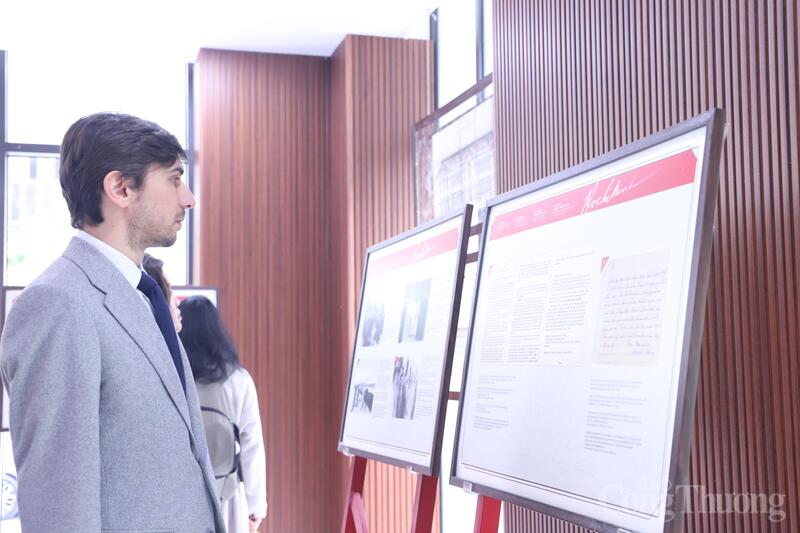 Khách quốc tế tại không gian giới thiệu tài liệu lưu trữ gốc tiêu biểu. Ảnh: Hoa Quỳnh