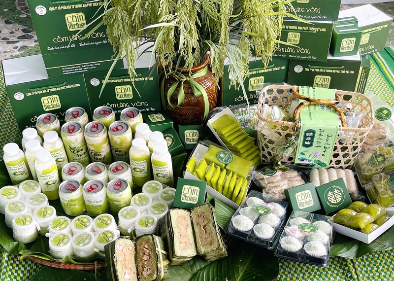 Nhiều sản phẩm từ cốm được giới thiệu theo hướng đa dạng hơn để đáp ứng nhu cầu vừa thưởng thức trong gia đình, vừa làm quà biếu. Ảnh: Thái Mạnh