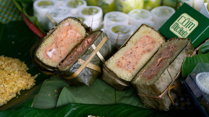 Bánh chưng cốm của Mộc Huyền tạo khác biệt rõ rệt, nhờ có cốm, phần vỏ bánh mềm và dẻo hơn so với bánh chưng nếp thông thường và có độ ngậy tự nhiên. Ảnh: Thái Mạnh