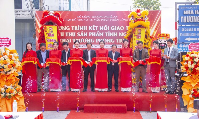 Các đại biểu cắt băng khai trương Phòng trưng bày, giới thiệu và bán sản phẩm công nghiệp, tiểu thủ công nghiệp, OCOP tỉnh Nghệ An. Ảnh: Mai Liễu