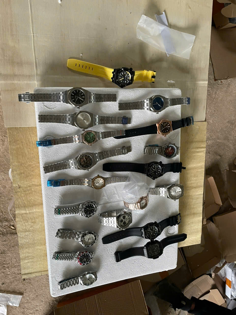 Lô hàng đồng hồ nghi vấn xâm phạm quyền sở hữu trí tuệ. Ảnh: CHQ