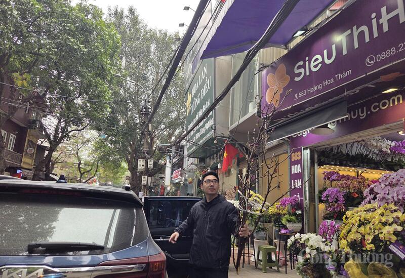 Người mua vui vẻ khi chọn được cành mộc lan ưng ý.