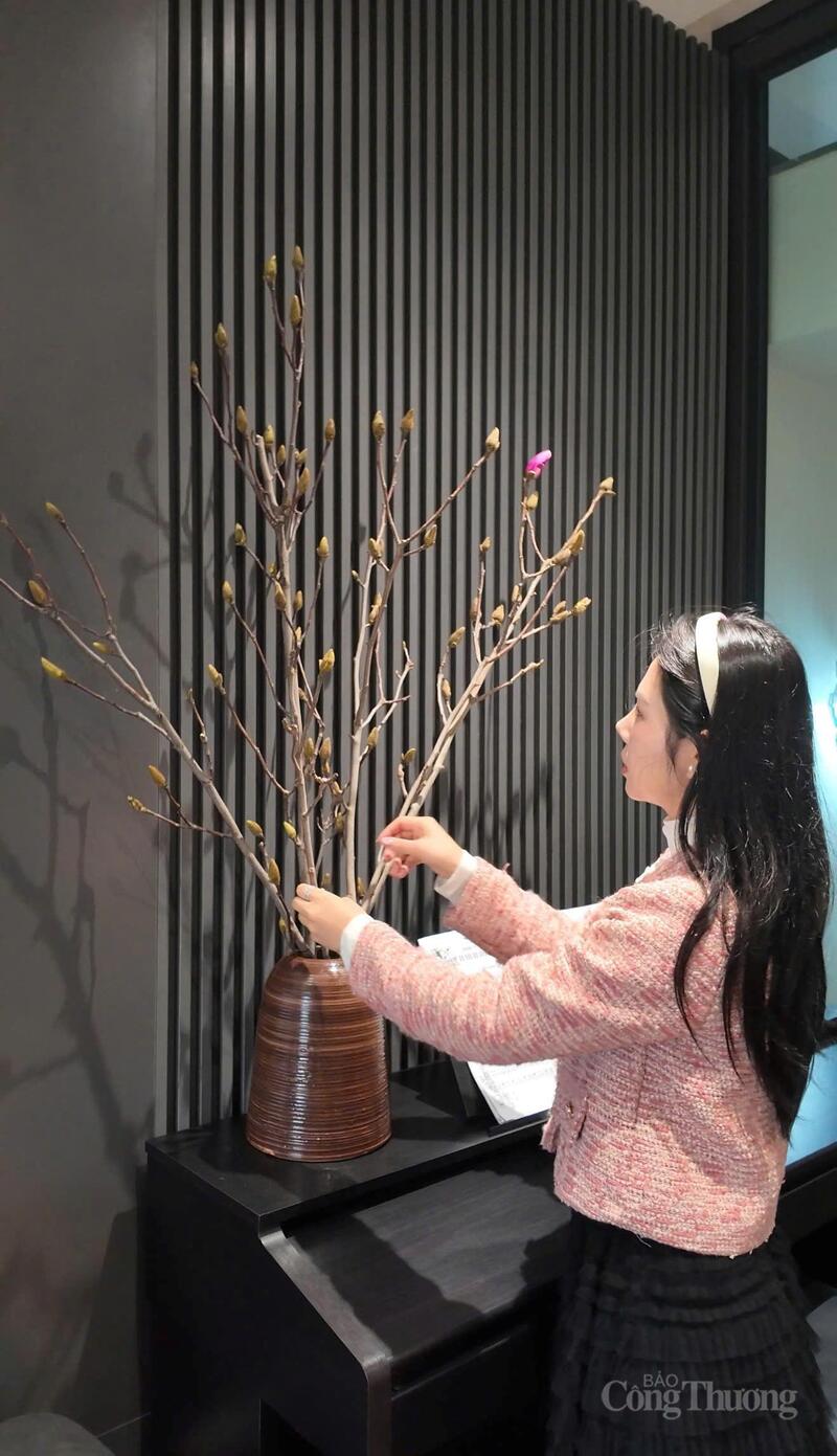 Chị Nguyễn Thị Hiền ở Cầu Giấy lựa chọn những cành mộc lan nhỏ để cắm trong phòng khách.