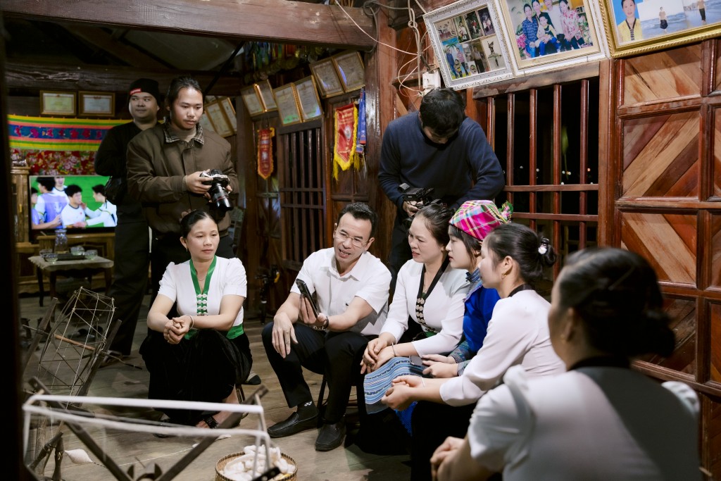 Hình ảnh. Ông Nguyễn Bá Kiện (áo trắng) tích cực cùng bà con xây dựng kênh quảng bá văn hoá và sản vật địa phương _Bình Lư Vươn Mình_ trên TikTok Hình ảnh. Ông Nguyễn Bá Kiện (áo trắng) tích cực cùng bà con xây dựng kênh quảng bá văn hoá và sản vật địa phương _Bình Lư Vươn Mình_ trên TikTok