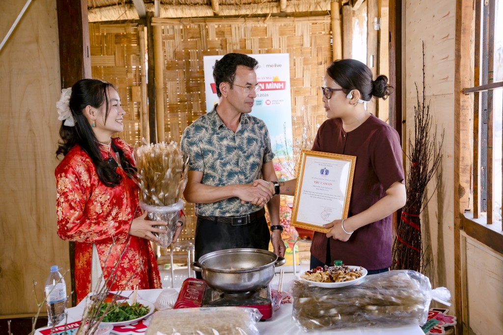 Ông Nguyễn Bá Kiện trao thư cảm ơn cho nhà sáng tạo nội dung đồng hành cùng xã Bình Lư xây dựng Xã TMĐT Ông Nguyễn Bá Kiện trao thư cảm ơn cho nhà sáng tạo nội dung đồng hành cùng xã Bình Lư xây dựng Xã TMĐT