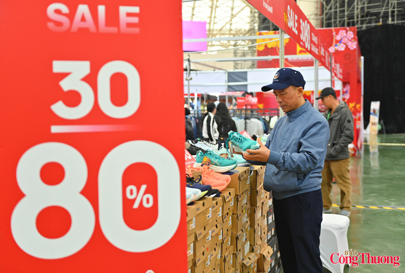 Nhiều người dân bày tỏ sự thích thú khi mua sắm tại hội chợ với mức giá ưu đãi lớn, hàng hóa đa dạng, nguồn gốc rõ ràng. Việc tập trung nhiều gian hàng trong cùng không gian giúp người tiêu dùng dễ so sánh, lựa chọn sản phẩm phù hợp, tiết kiệm thời gian và chi phí mua sắm cuối năm.