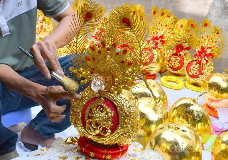 Những trái dừa dát vàng được thiết kế đồng bộ về màu sắc, bố cục hài hòa, tạo nên tổng thể sang trọng, bắt mắt, phù hợp trưng bày trong không gian ngày Tết.