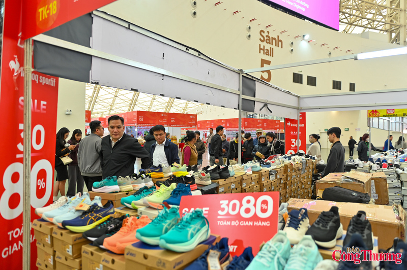 Nhiều gian hàng của các thương hiệu lớn đồng loạt triển khai chương trình khuyến mại sâu, với mức giảm giá phổ biến từ 30% đến 80%, thu hút sự quan tâm của người tiêu dùng.