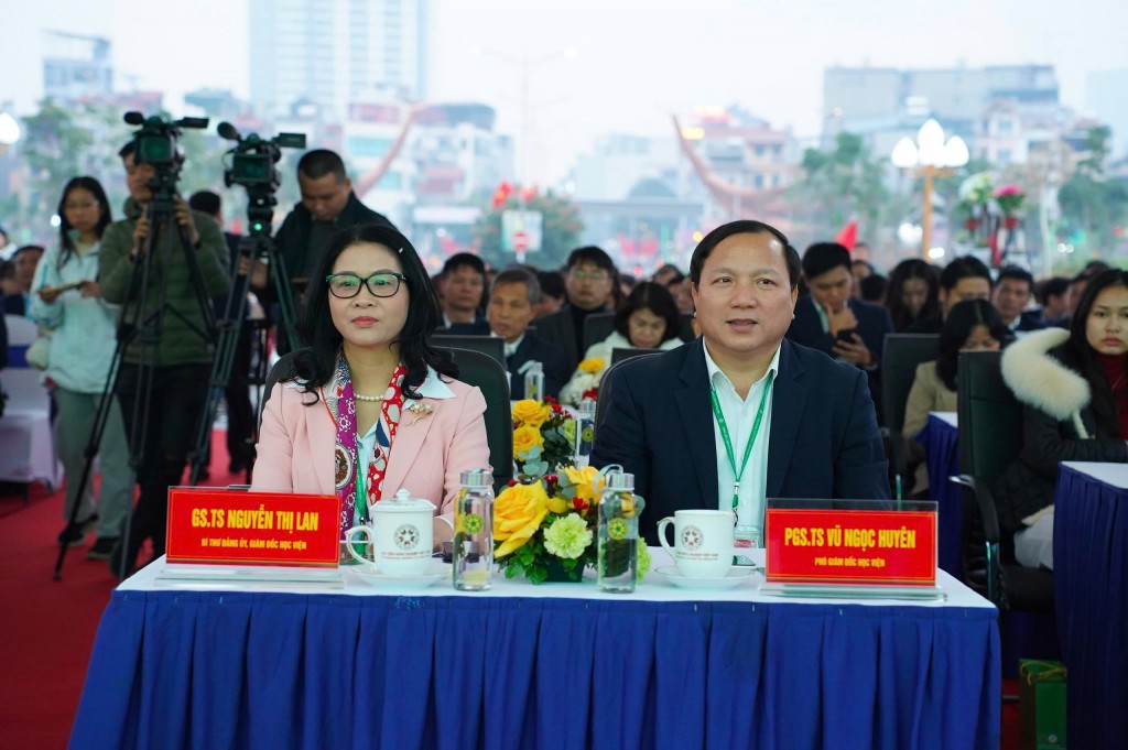 GS.TS Nguyễn Thị Lan – Bí thư Đảng ủy, Giám đốc Học viện Nông nghiệp Việt Nam và PGS.TS Vũ Ngọc Huyên – Phó Giám đốc Học viện dự lễ khai mạc Hội chợ Xuân Bính Ngọ 2026 và ra mắt sàn thương mại điện tử VNUA-MART.