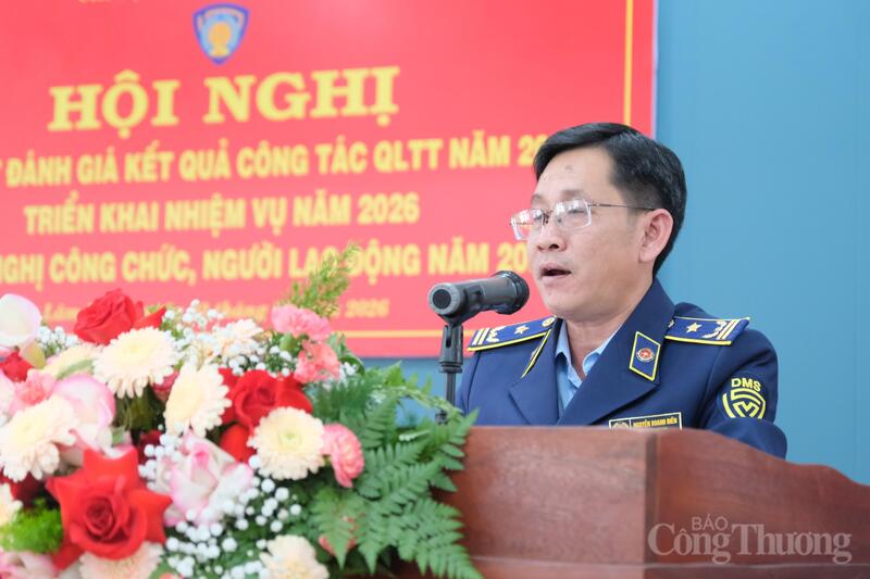 Ông Nguyễn Doanh Điền, Phó Chi cục trưởng Chi cục Quản lý thị trường tỉnh Lâm Đồng báo cáo công tác quản lý thị trường năm 2025 tại hội nghị. Ảnh: Lê Sơn