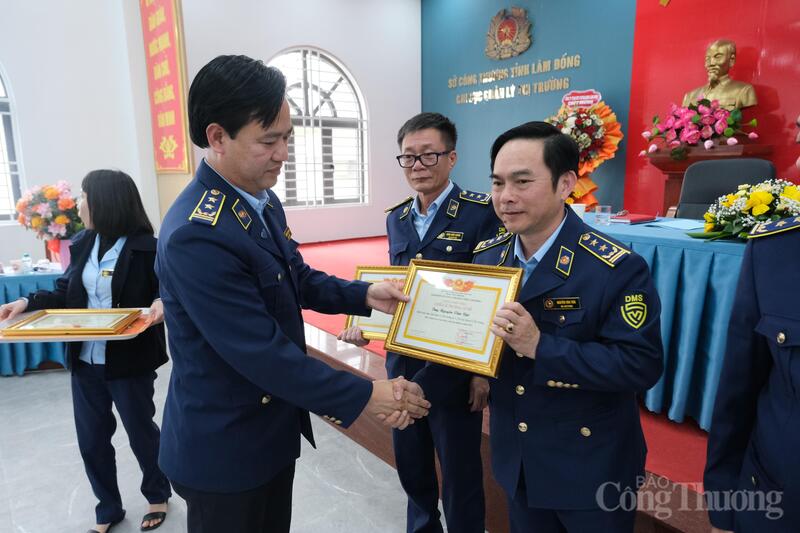 Ông Phan Văn Tuyên trao bằng khen của Chủ tịch UBND tỉnh Lâm Đồng cho ông Nguyễn Văn Trãi. Ảnh: Lê Sơn