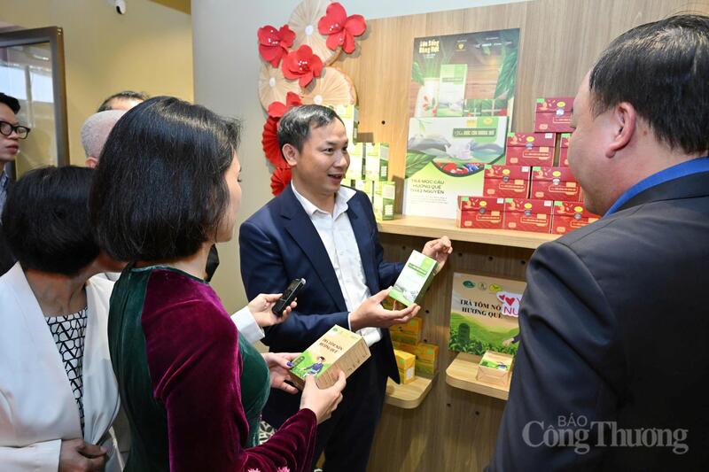 Sản phẩm chè Thái Nguyên được trưng bày tại không gian trưng bày, livestream “Sức sống hàng Việt”.