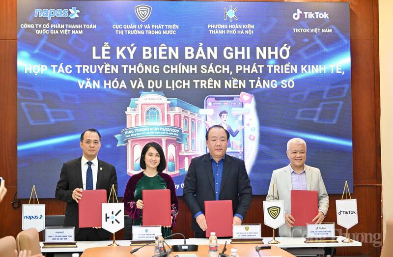 Cục Quản lý và Phát triển thị trường trong nước đã ký kết Biên bản ghi nhớ hợp tác (MOU) với UBND phường Tràng Tiền, Công ty TNHH Công nghệ TikTok Việt Nam và Công ty Cổ phần Thanh toán Quốc gia Việt Nam (NAPAS). Ảnh: Cấn Dũng