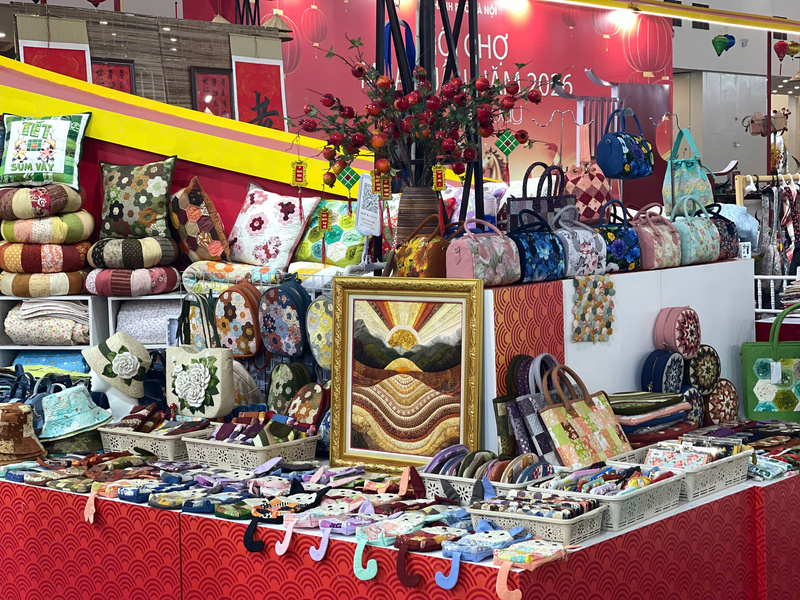 Đa dạng sản phẩm thủ công được ghép từ nhiều mảnh vải như túi xách, gối, vỏ chăn, mũ,...Ảnh: Mai Linh