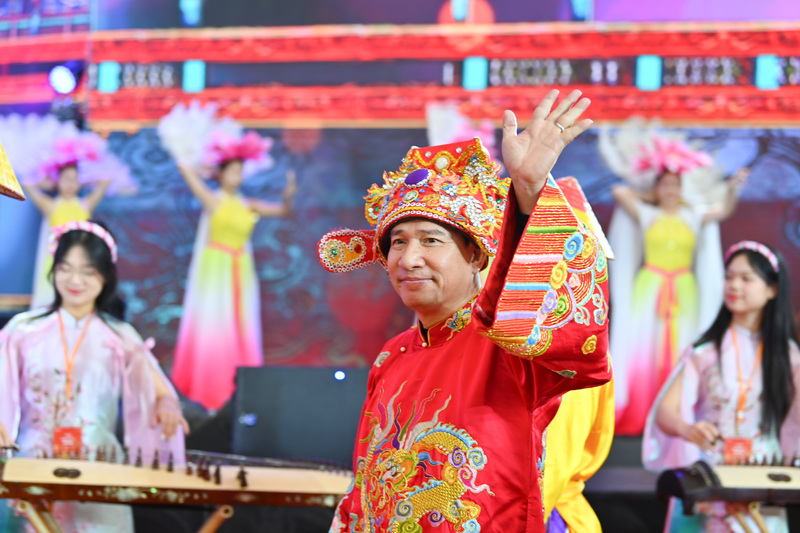 Táo Kinh tế Quang Thắng vãy tay chào người hâm mộ.