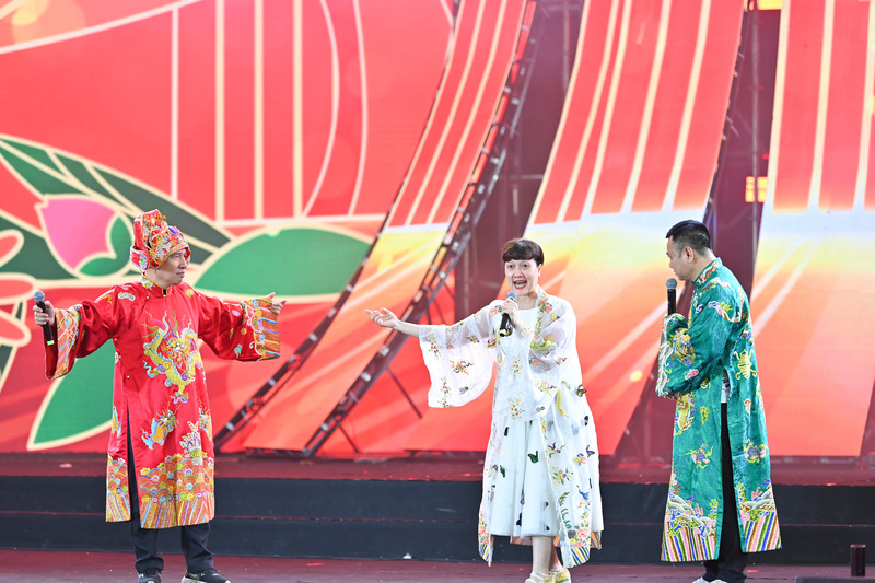 Điểm nhấn của đêm bế mạc là sự góp mặt của dàn nghệ sĩ quen thuộc với khán giả truyền hình như: Tự Long, Quang Thắng, Vân Dung, những gương mặt gắn liền với chương trình Táo Quân.