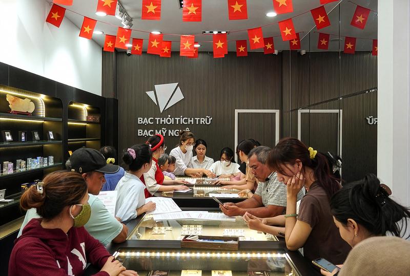 Người dân xếp hàng tại các điểm bán bạc.