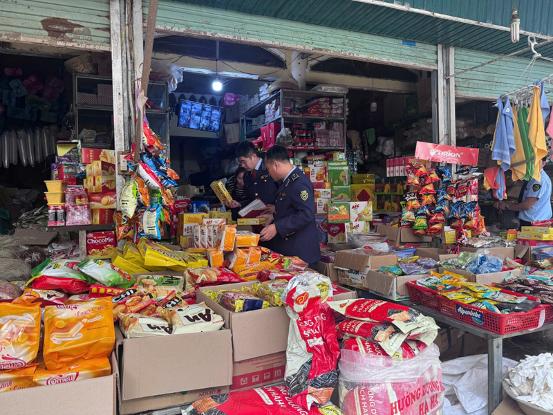 Lực lượng Quản lý thị trường Sơn La tăng cường kiểm tra, kiểm soát hàng hóa dịp tết Nguyên đán Bính Ngọ 2026. Ảnh: Nguyễn Nhung