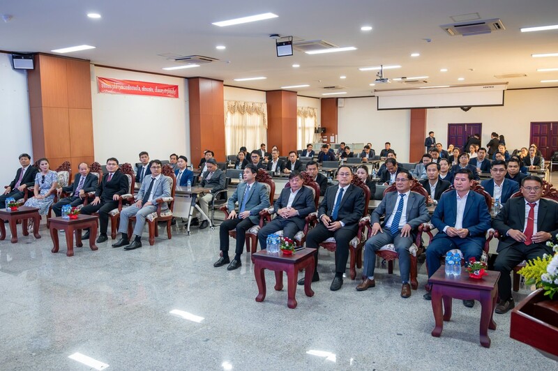 Đại diện các cơ quan trực thuộc Chính phủ Lào tham dự lễ ký kết MOU.