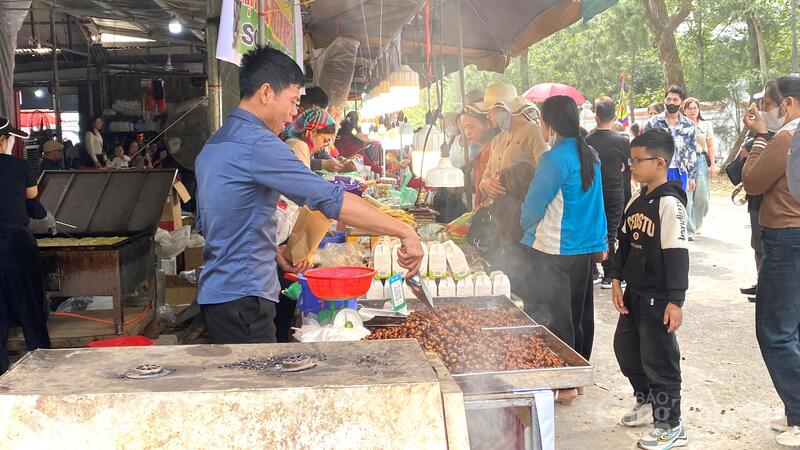 Các quán bán hàng tại khu di tích Côn Sơn - Kiếp Bạc phục vụ nhân dân và du khách du xuân, vãn cảnh lễ đền chùa dịp tết Nguyên đán 2026.